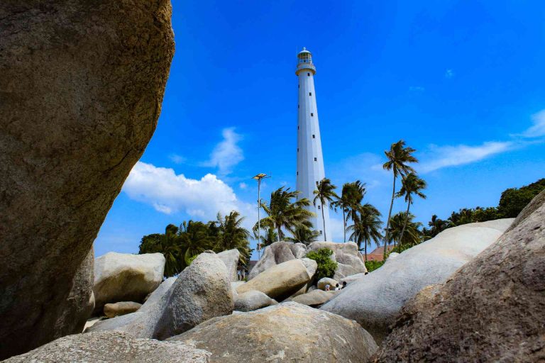 Eksotisme Keindahan Pulau Lengkuas Yang Ikonik di Belitung